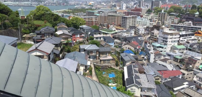 引越て来た町の家々